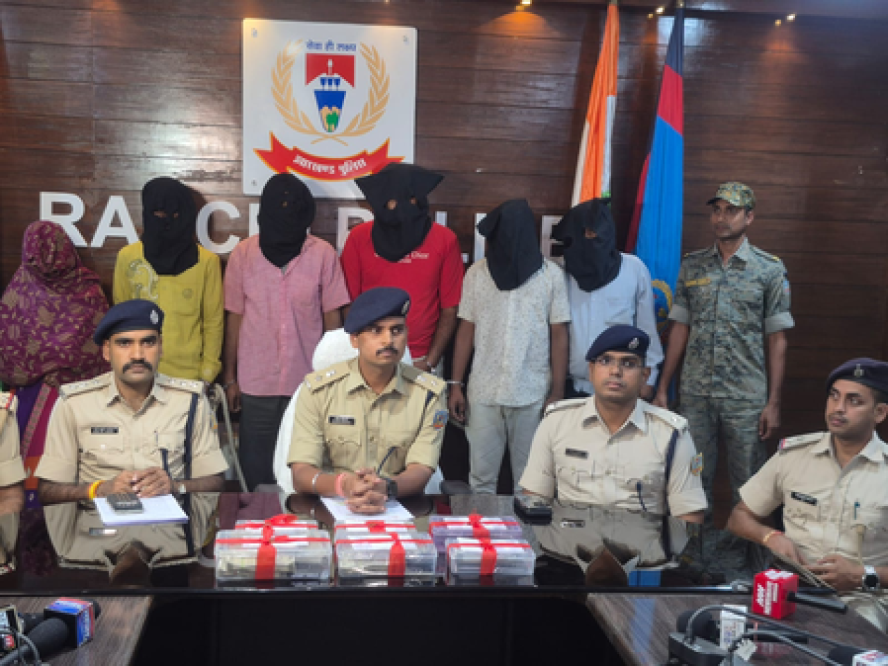 रांची: घर में घुसकर डकैती करने वाले गिरोह के छह सदस्य गिरफ्तार, 4.24 लाख रुपए नकद सहित स्कॉर्पियो-इनोवा बरामद