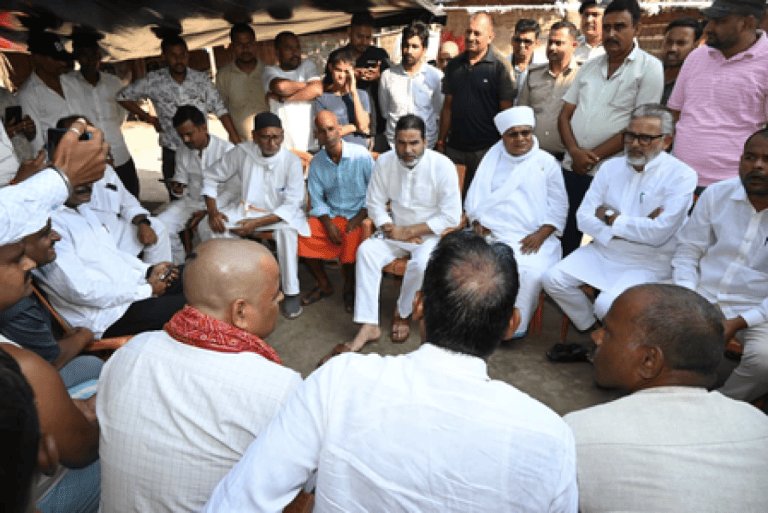 राघोपुर नाव हादसा: प्रशांत किशोर ने पीड़ित परिवारों से की मुलाकात, उच्चस्तरीय जांच कराने की मांग