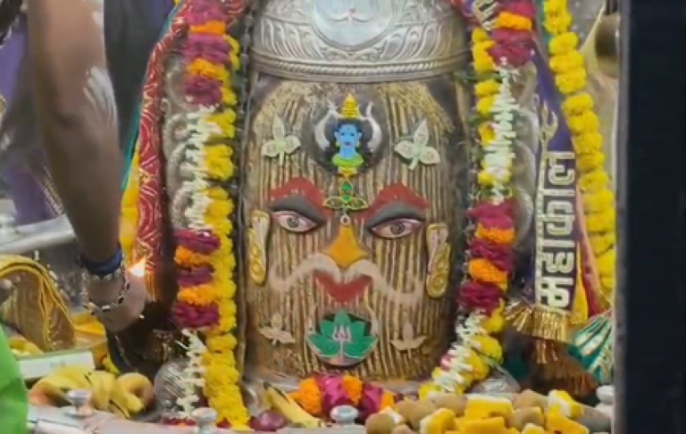 राम नाम के बेल पत्र और चंदन से बाबा महाकाल का भव्य शृंगार, भस्म आरती के दौरान गूंजे जयकारे