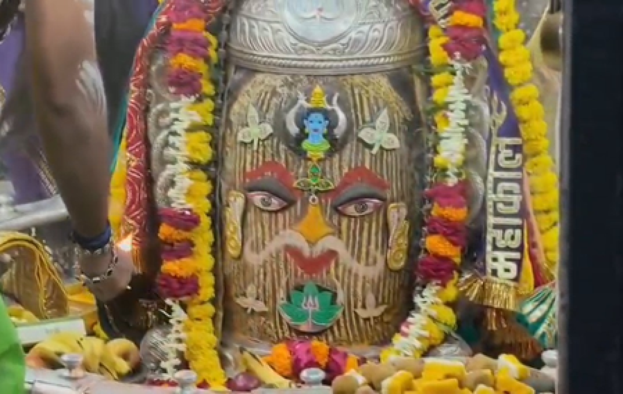 राम नाम के बेल पत्र और चंदन से बाबा महाकाल का भव्य शृंगार, भस्म आरती के दौरान गूंजे जयकारे