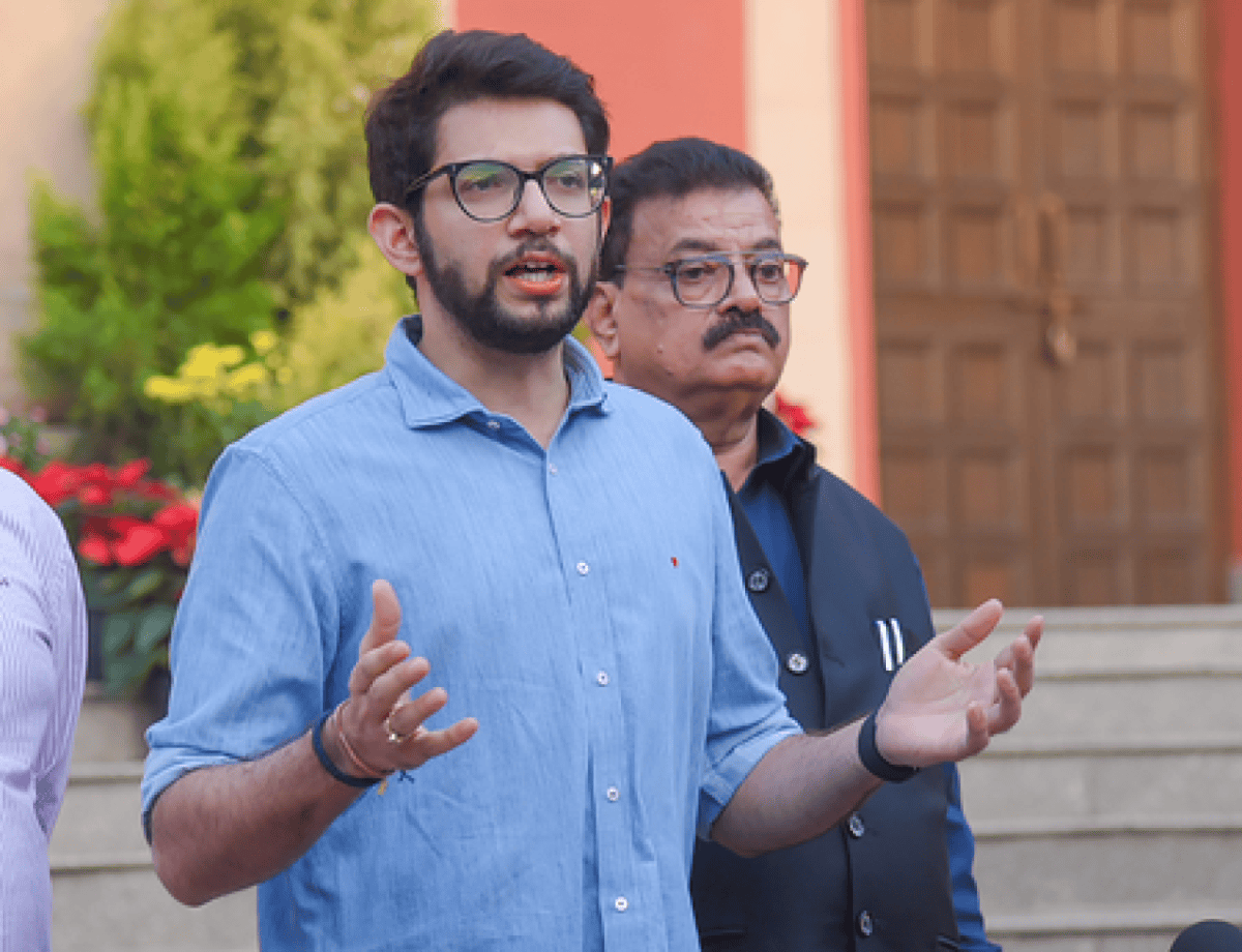 रेहान वाड्रा के समर्थन में उतरे आदित्य ठाकरे, बोले तिरंगे की फोटो हटाने से इनकार करना साहसिक कदम