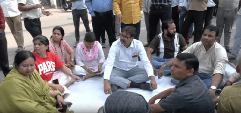 लखनऊ में वकीलों के चैंबर तोड़े जाने पर हंगामा, सड़क पर बैठकर किया प्रदर्शन