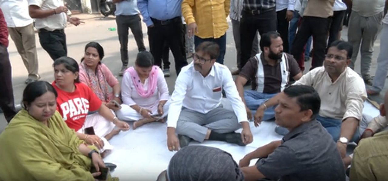 Lucknow में वकीलों के चैंबर तोड़े जाने पर हंगामा, सड़क पर बैठकर किया प्रदर्शन