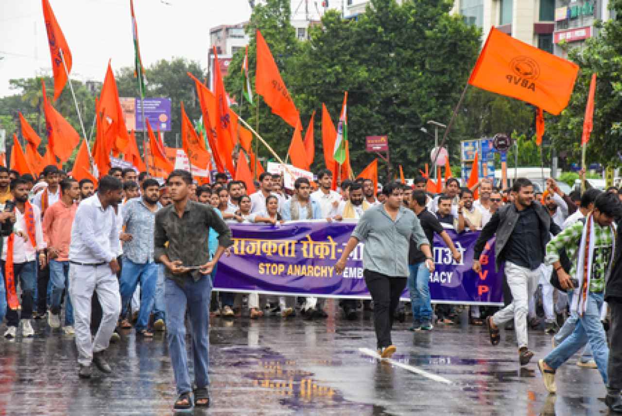 लोकतंत्र बचाओ मार्च: Patna में अखिल भारतीय विद्यार्थी परिषद छात्रों का प्रदर्शन