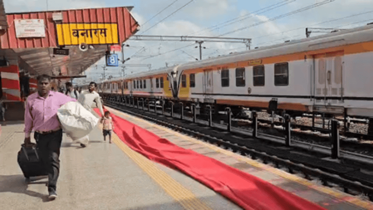 वंदे भारत स्लीपर ट्रेन की सौगात : वाराणसी में हर्ष का माहौल, लोगों में उत्साह