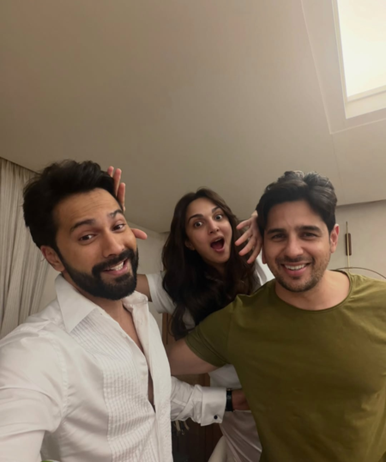वरुण धवन ने शेयर की सिद्धार्थ और कियारा के साथ फोटो, कैप्शन में लिखा-बहस जरूर हुई पर…