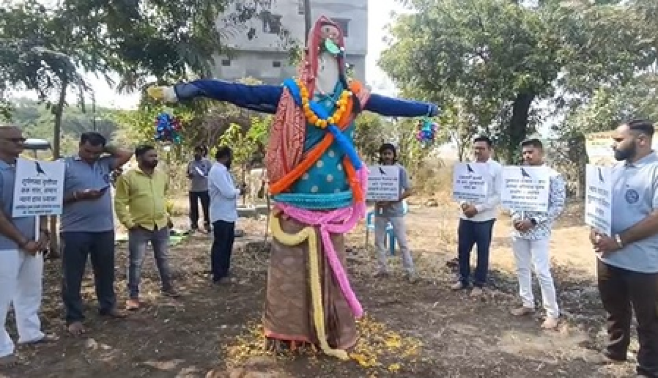 विजयादशमी पर पत्नी पीड़ित पुरुष आश्रम का अनोखा प्रदर्शन, पुरुष आयोग की मांग को लेकर शूर्पणखा दहन