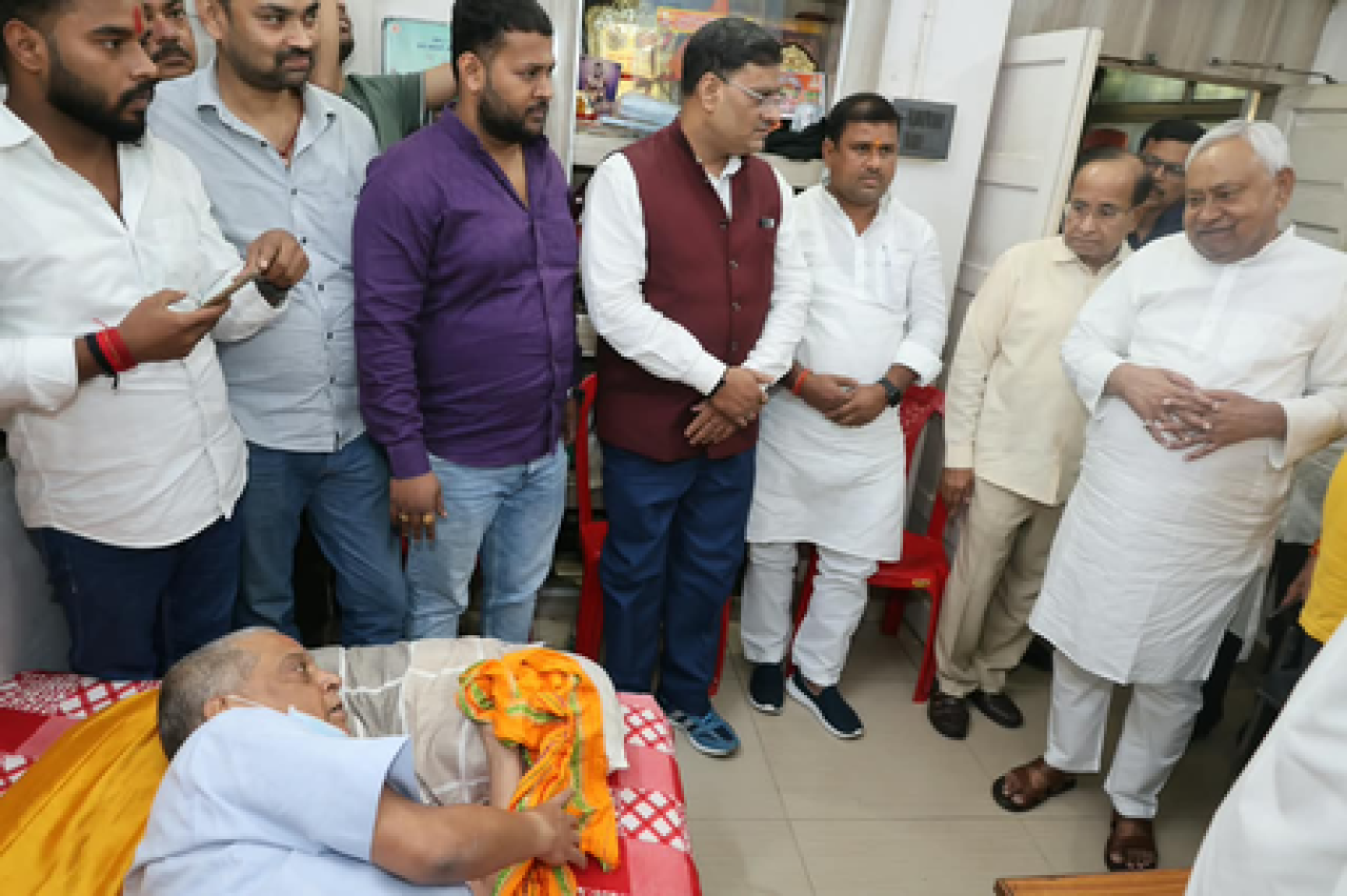 विधान परिषद चुनाव से पहले सक्रिय हुए नीतीश कुमार, एनडीए प्रत्याशी नीरज के आवास पहुंचकर हाल जाना