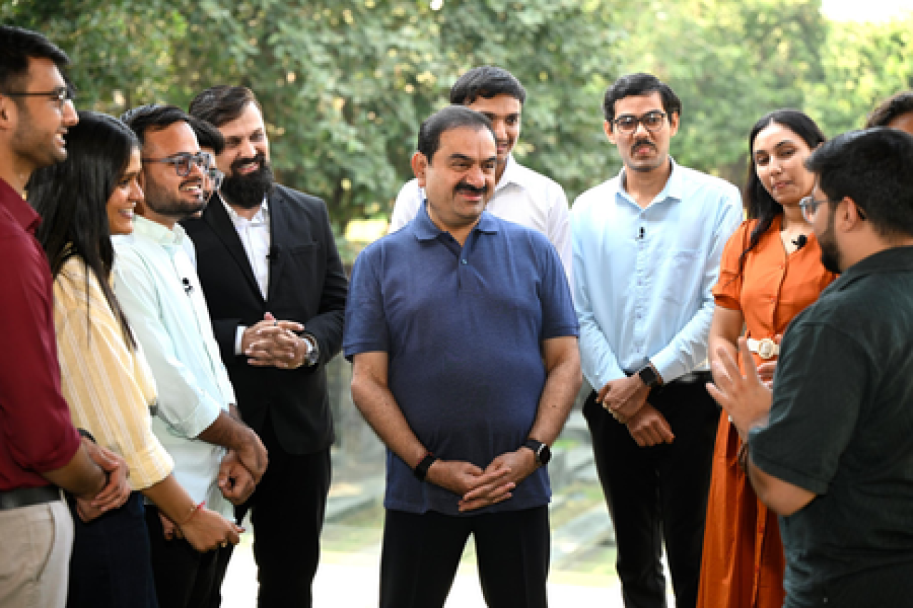 शरद पूर्णिमा पर गौतम अदाणी ने अदाणी विद्या मंदिर के पूर्व छात्रों से मुलाकात की, कहा- शिक्षा सशक्त बनाती है
