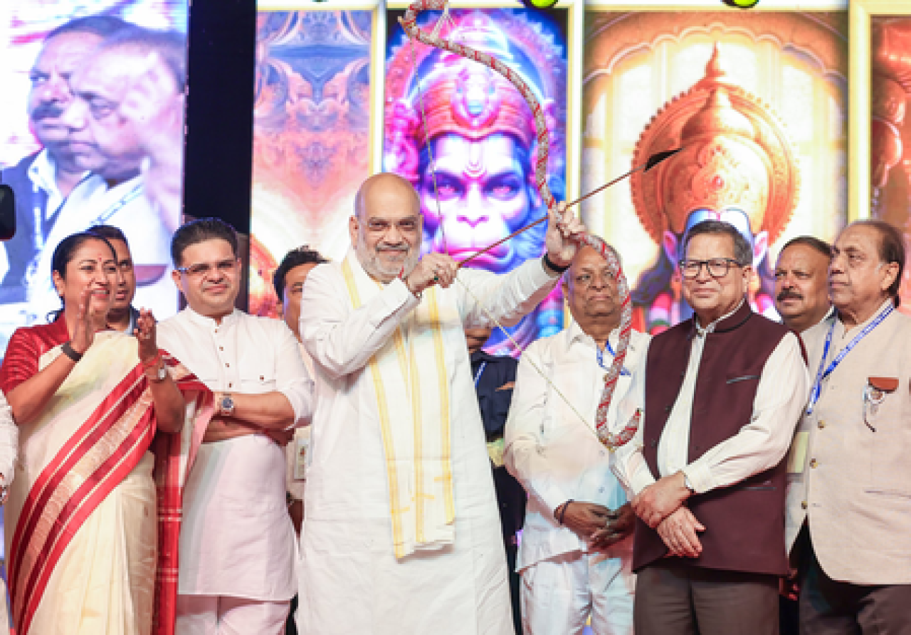 सीएम रेखा गुप्ता ने मिंटो रोड काली मंदिर में की पूजा, बोलीं- बंगाल की दुर्गा पूजा सनातन संस्कृति का अनुपम उत्सव