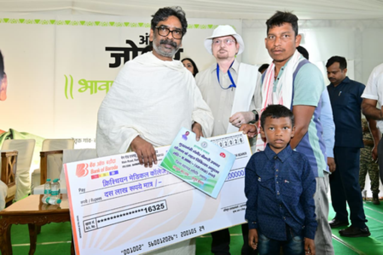 सीएम हेमंत सोरेन ने छह वर्षीय बच्चे के इलाज के लिए 48 घंटे में प्रक्रिया पूरी कर 10 लाख की मदद दी