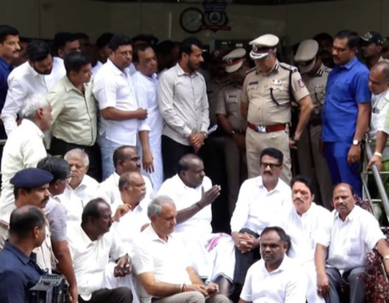 स्टिंग ऑपरेशन मामले में कुमारस्वामी का धरना खत्म, Police को दिए दो दिन