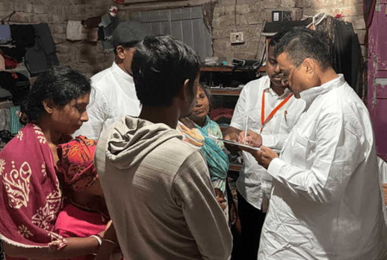 हावड़ा : सेल्फी लेने पहुंचे बच्चे को मुख्यमंत्री ने दी कम मोबाइल इस्तेमाल करने की सलाह