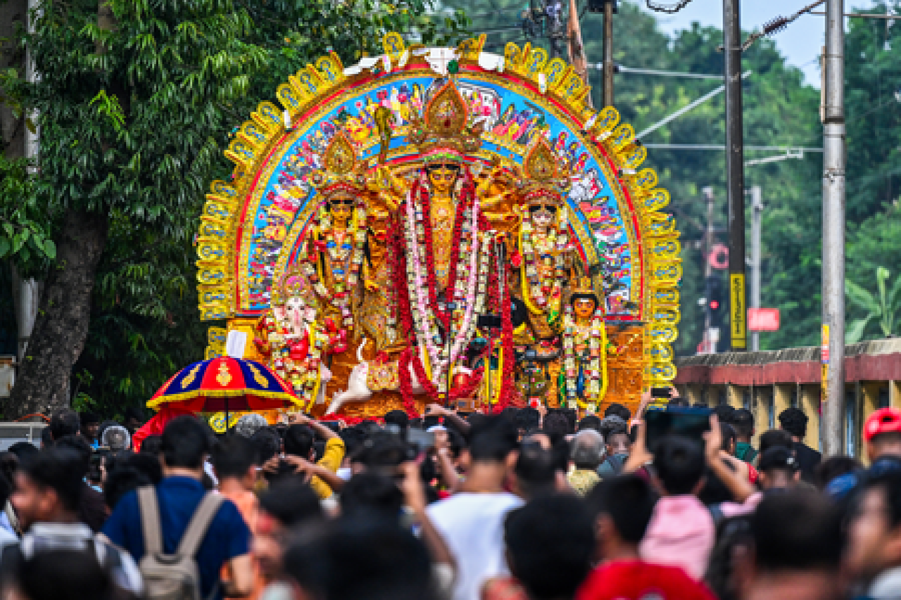 हुगली में दुर्गा प्रतिमा विसर्जन शुरू, शाम तक 700 से अधिक मूर्तियां हुईं प्रवाहित