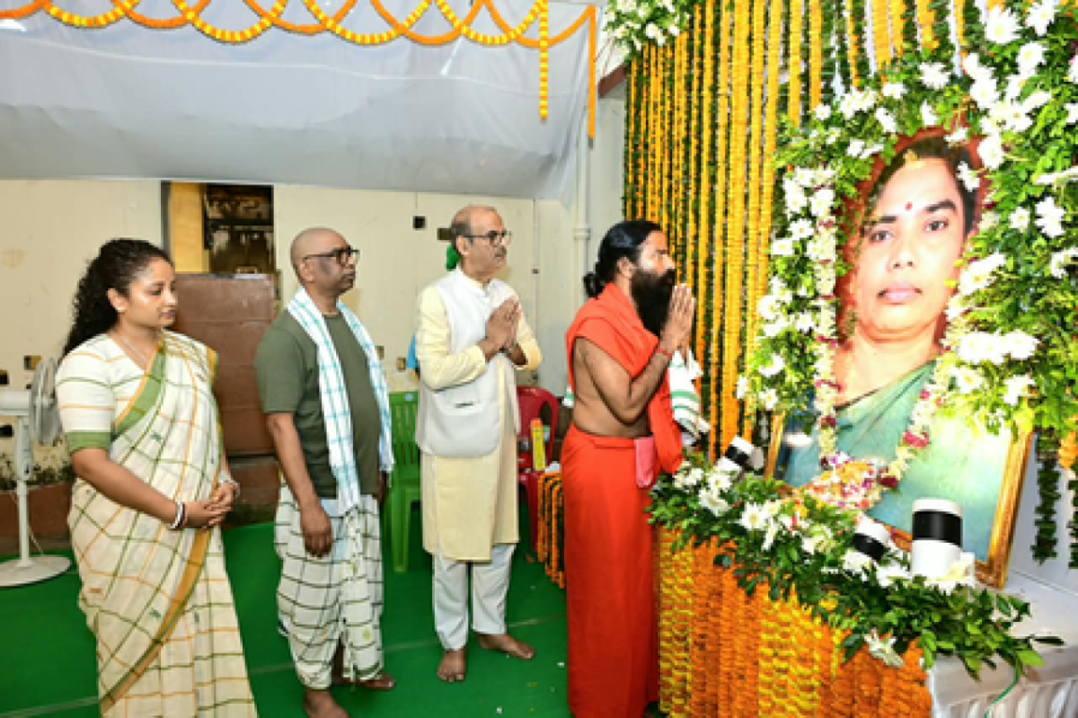 हेमंत सोरेन की मां के संस्कार भोज में शामिल हुए स्वामी रामदेव, कई मंत्री और सांसद विधायक भी पहुंचे
